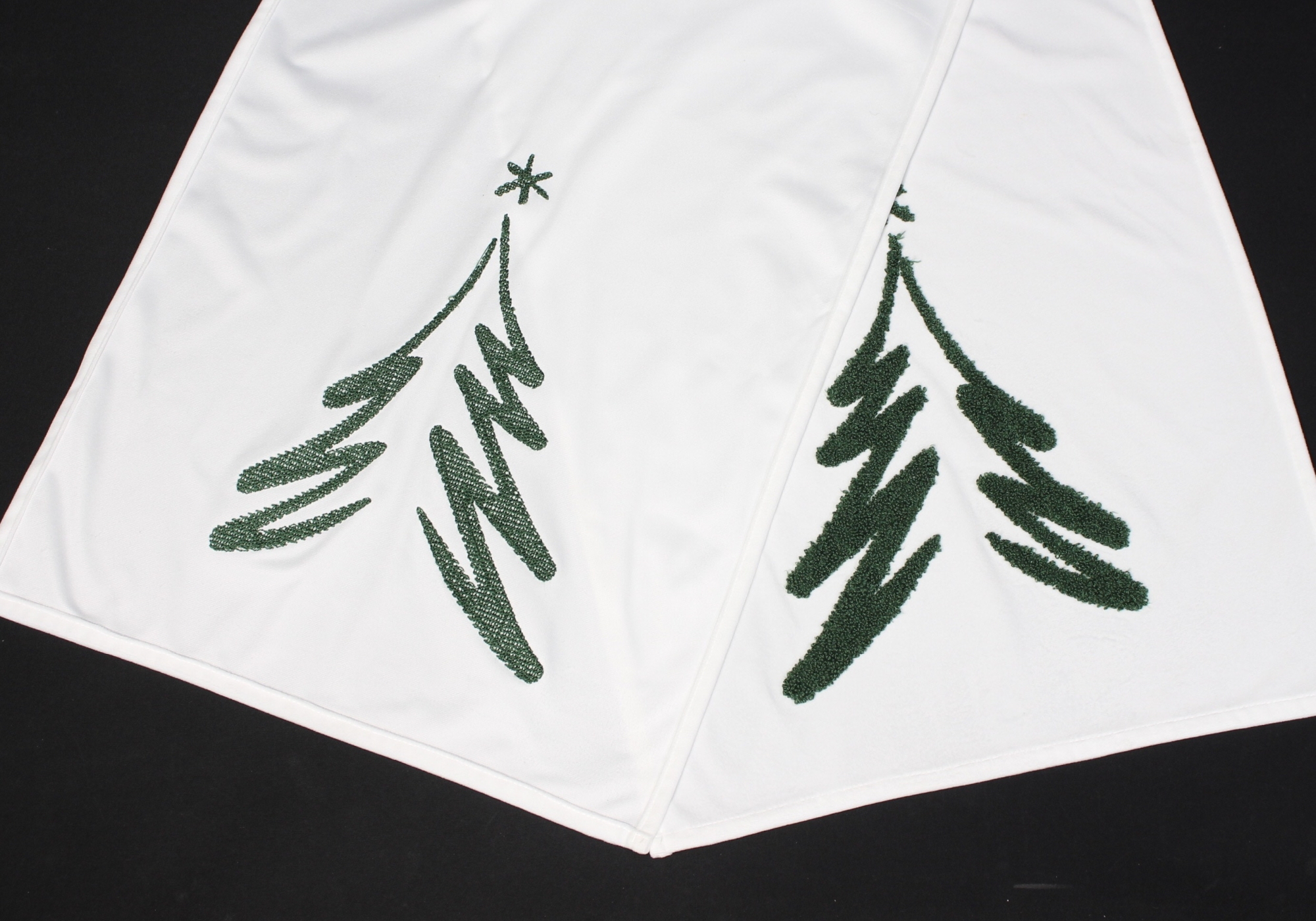 Acheter Chemin de table "sapin de Noël"  dans la boutique en ligne de Frank Flechtwaren pour Noël