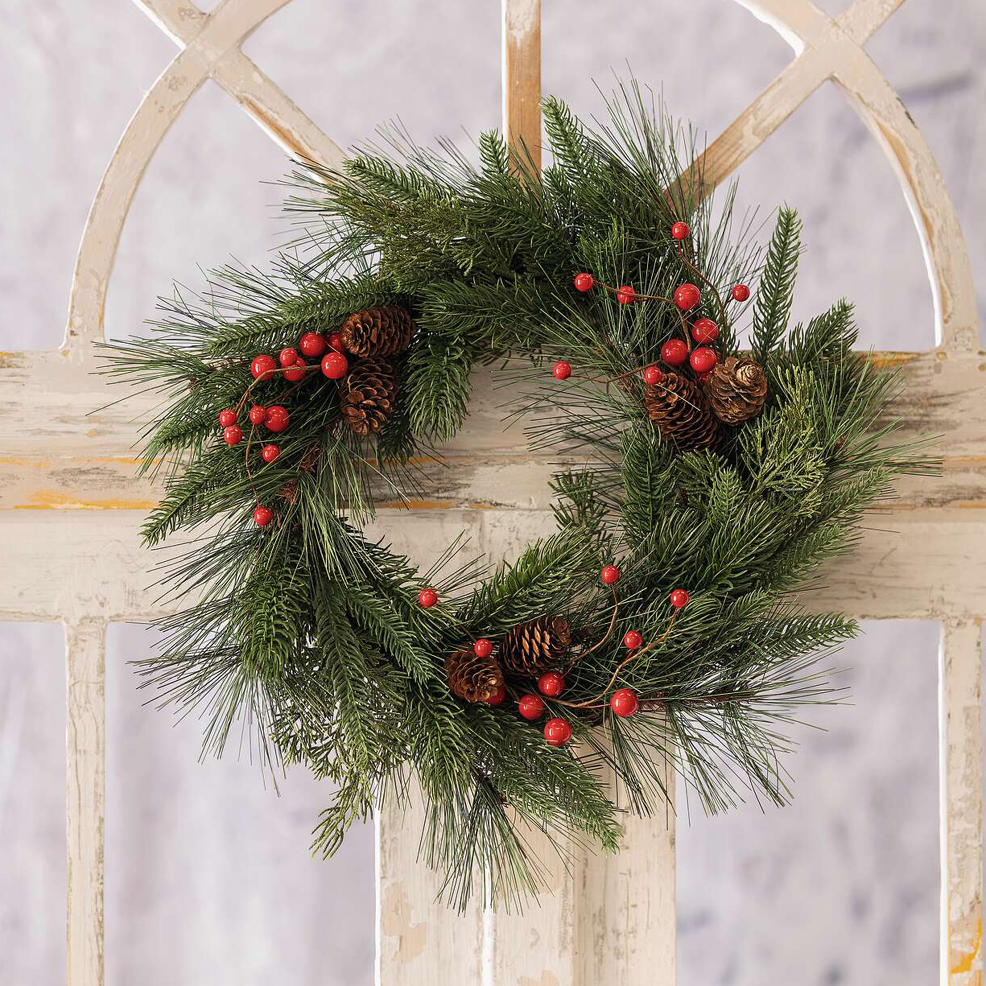 Acheter Couronne "Baies &amp; pommes de pin"  dans la boutique en ligne de Frank Flechtwaren