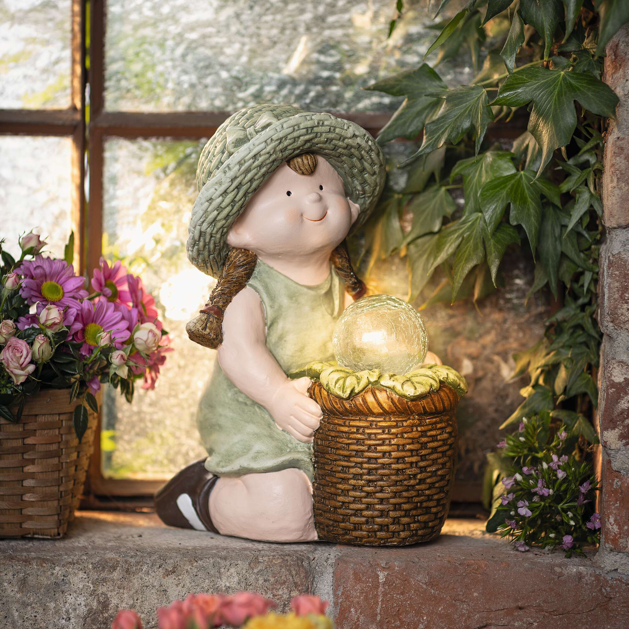 Acheter Figurine solaire "fillette avec fleur lumineuse"  dans la boutique en ligne de Frank Flechtwaren