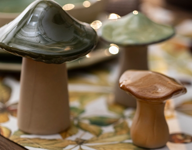 Décoration d'automne : des champignons en céramique verts et marron pour embellir votre intérieur