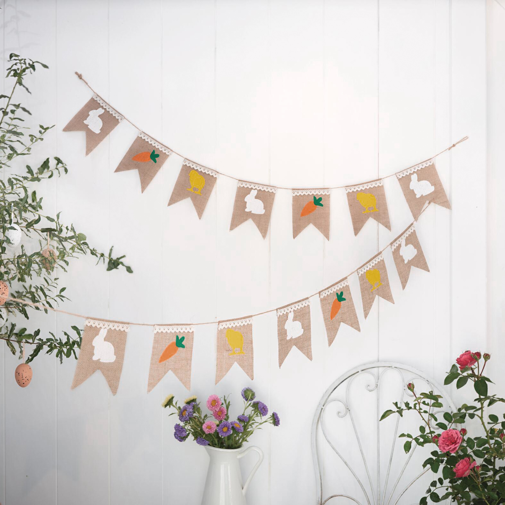 Acheter Lot de 2 guirlandes fanions "Pâques"  dans la boutique en ligne de Frank Flechtwaren