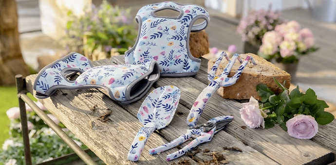 Gartenzubehör: florales Garten‑Set mit Kniepolster, Handschaufel und Gabel für Beetarbeiten