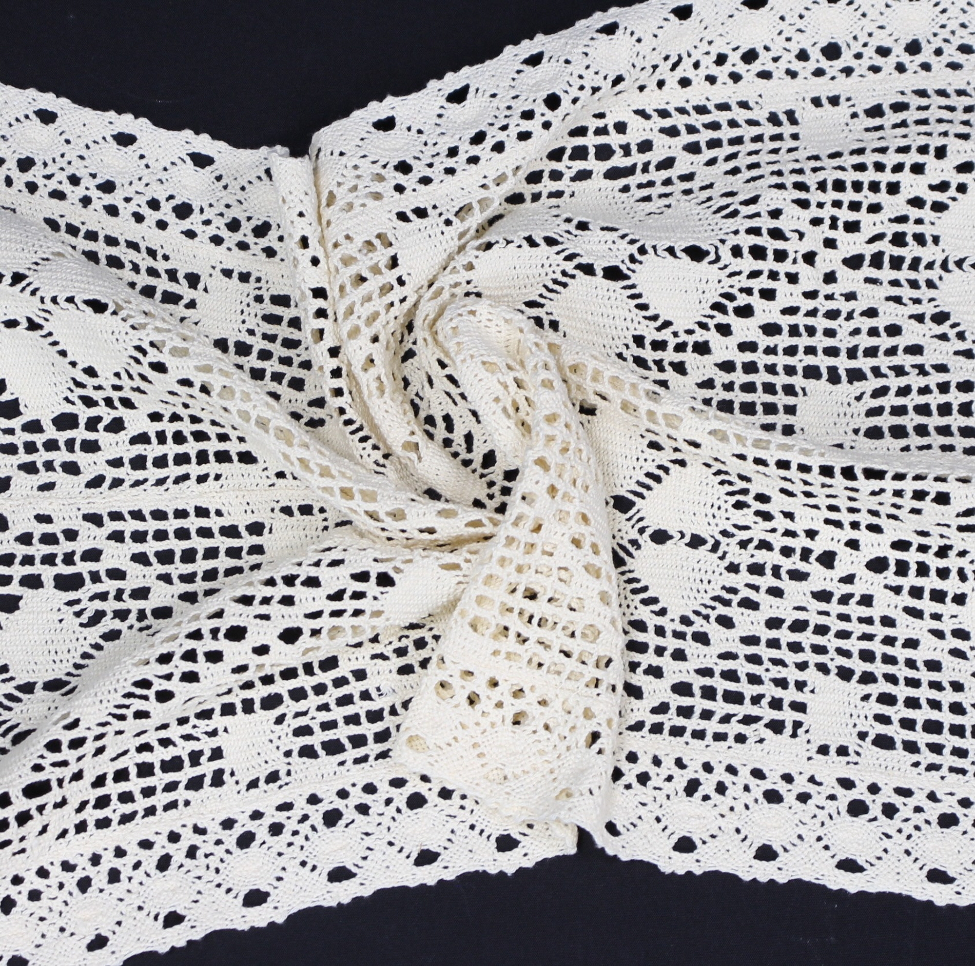 Acheter Chemin de table "fleurs au crochet"  dans la boutique en ligne de Frank Flechtwaren pour Automne