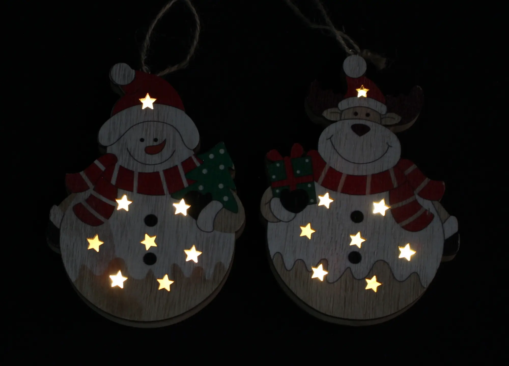Acheter 2 suspensions LED "bonhomme de neige &amp; élan"  dans la boutique en ligne de Frank Flechtwaren pour Décorations à suspendre