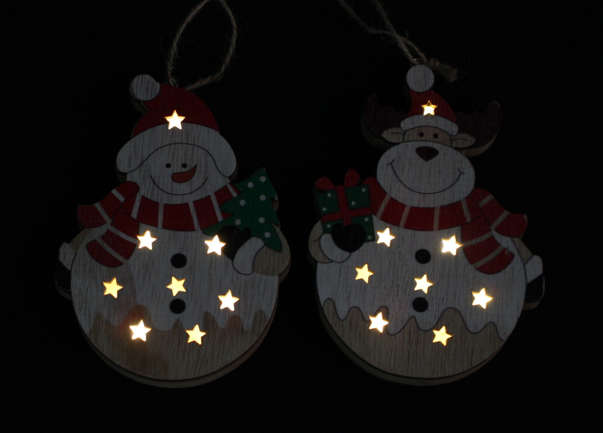 Acheter 2 suspensions LED "bonhomme de neige &amp; élan"  dans la boutique en ligne de Frank Flechtwaren pour Noël