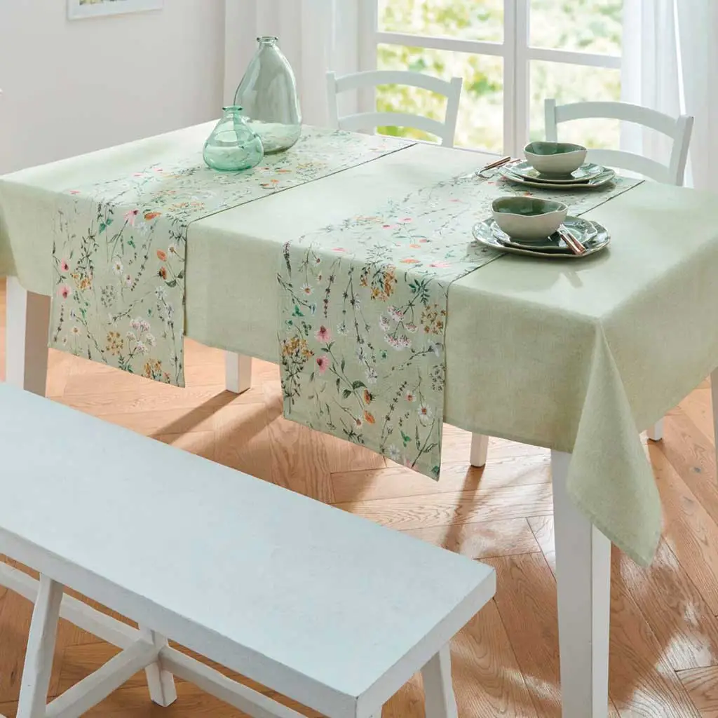 Linge de table : chemin de table vert à motifs floraux colorés, pour une décoration printanière rafraîchissante