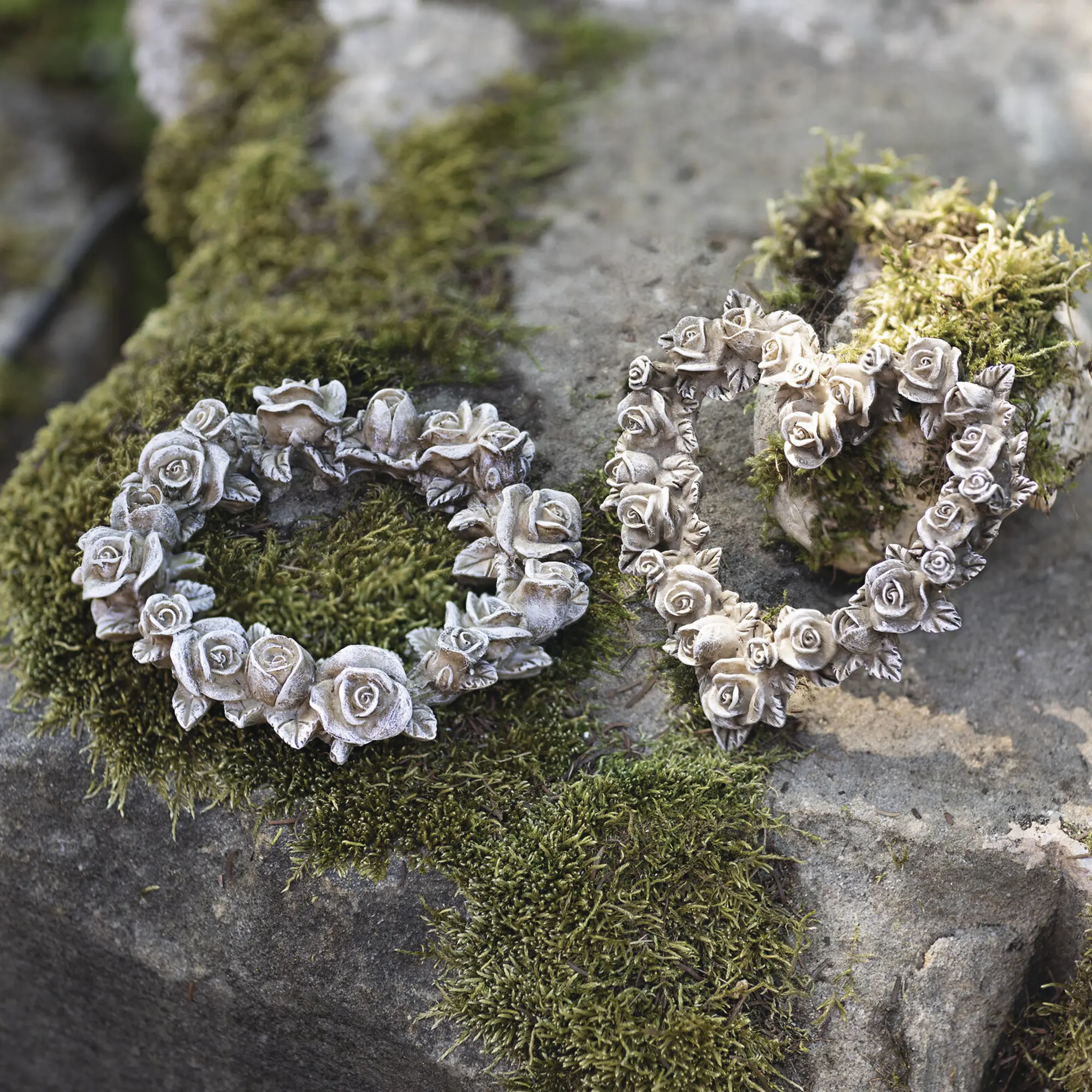 Acheter Lot de 2 décorations avec roses "coeur &amp; couronne"  dans la boutique en ligne de Frank Flechtwaren