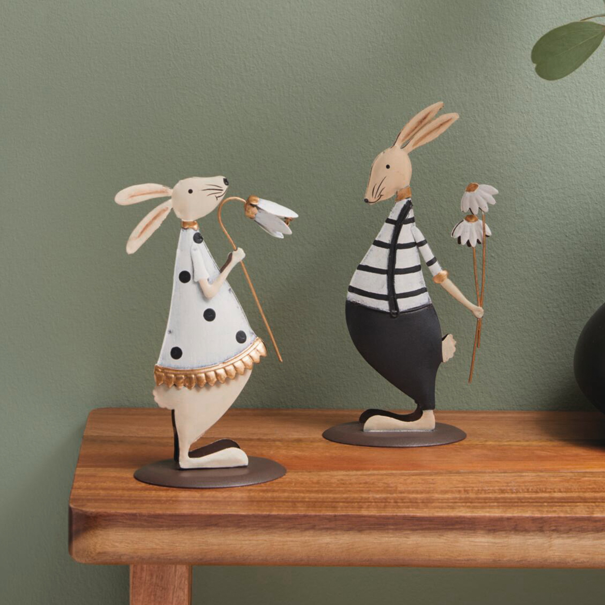 Acheter Lot de 2 figurines "couple de lapins avec fleur"  dans la boutique en ligne de Frank Flechtwaren