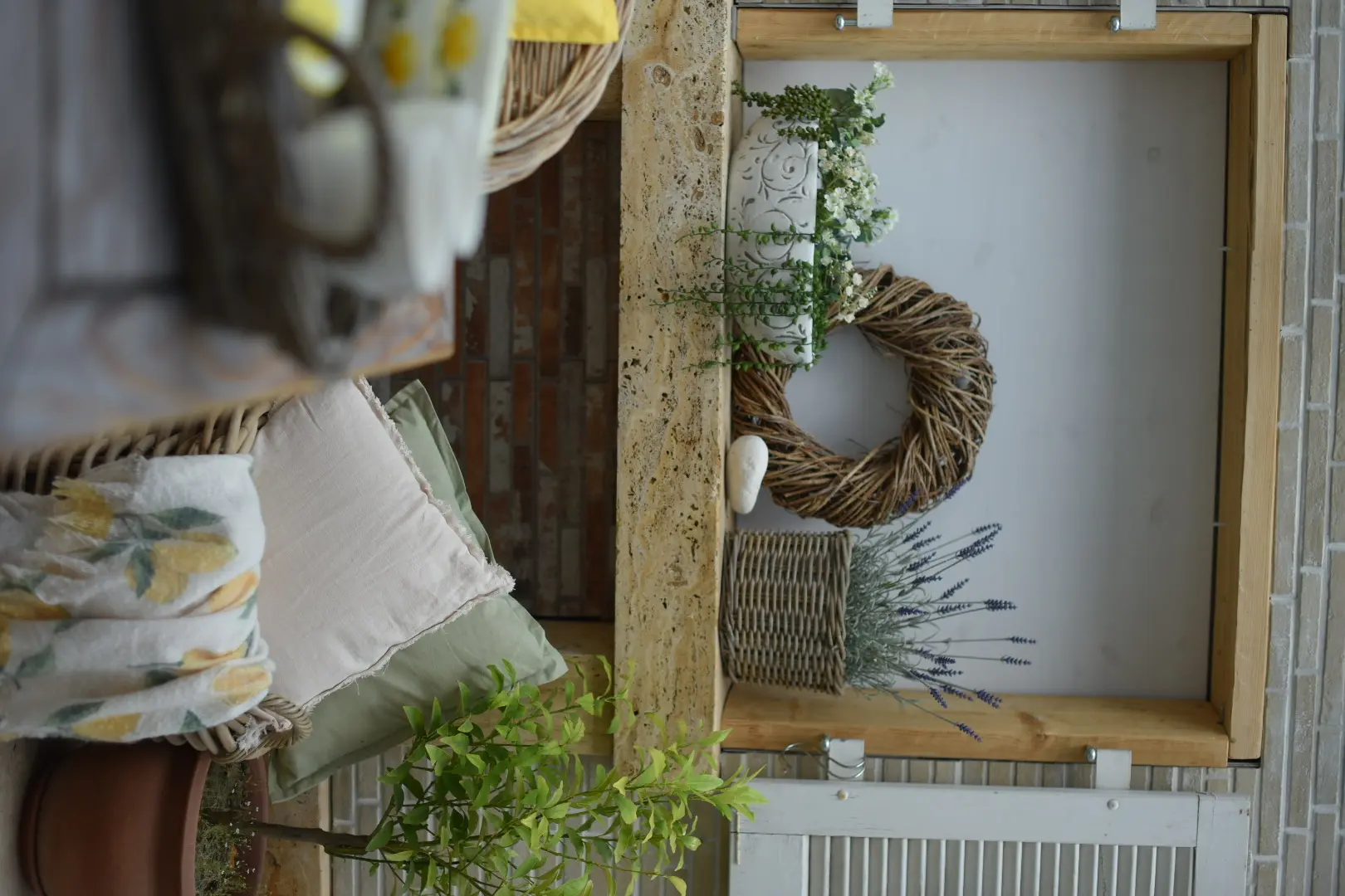 Inspiration déco : de la lavande dans un panier en osier et une couronne naturelle pour une décoration de style champêtre
