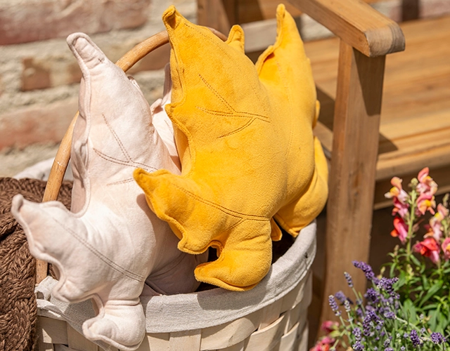 Textiles d'intérieur : coussins en forme de feuilles, jaunes et beiges, pour une décoration automnale des pièces à vivre