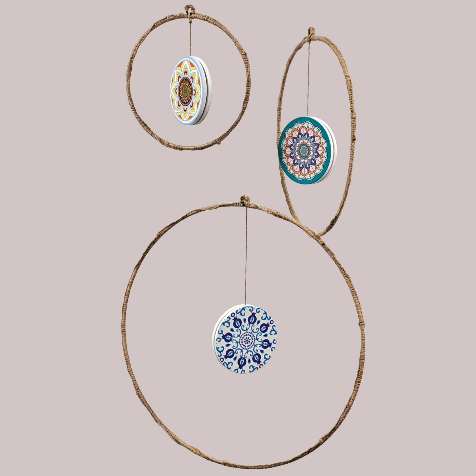 Décoration suspendue : pendentifs mandala décoratifs dans un cadre naturel, pour une décoration murale estivale