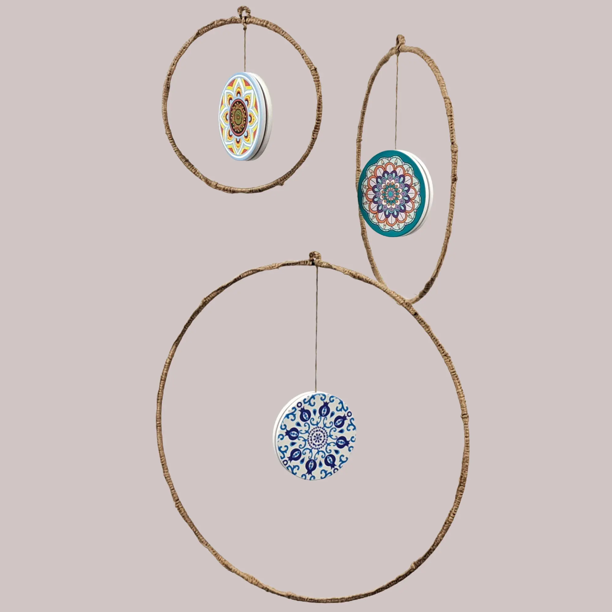 Décoration suspendue : pendentifs mandala décoratifs dans un cadre naturel, pour une décoration murale estivale