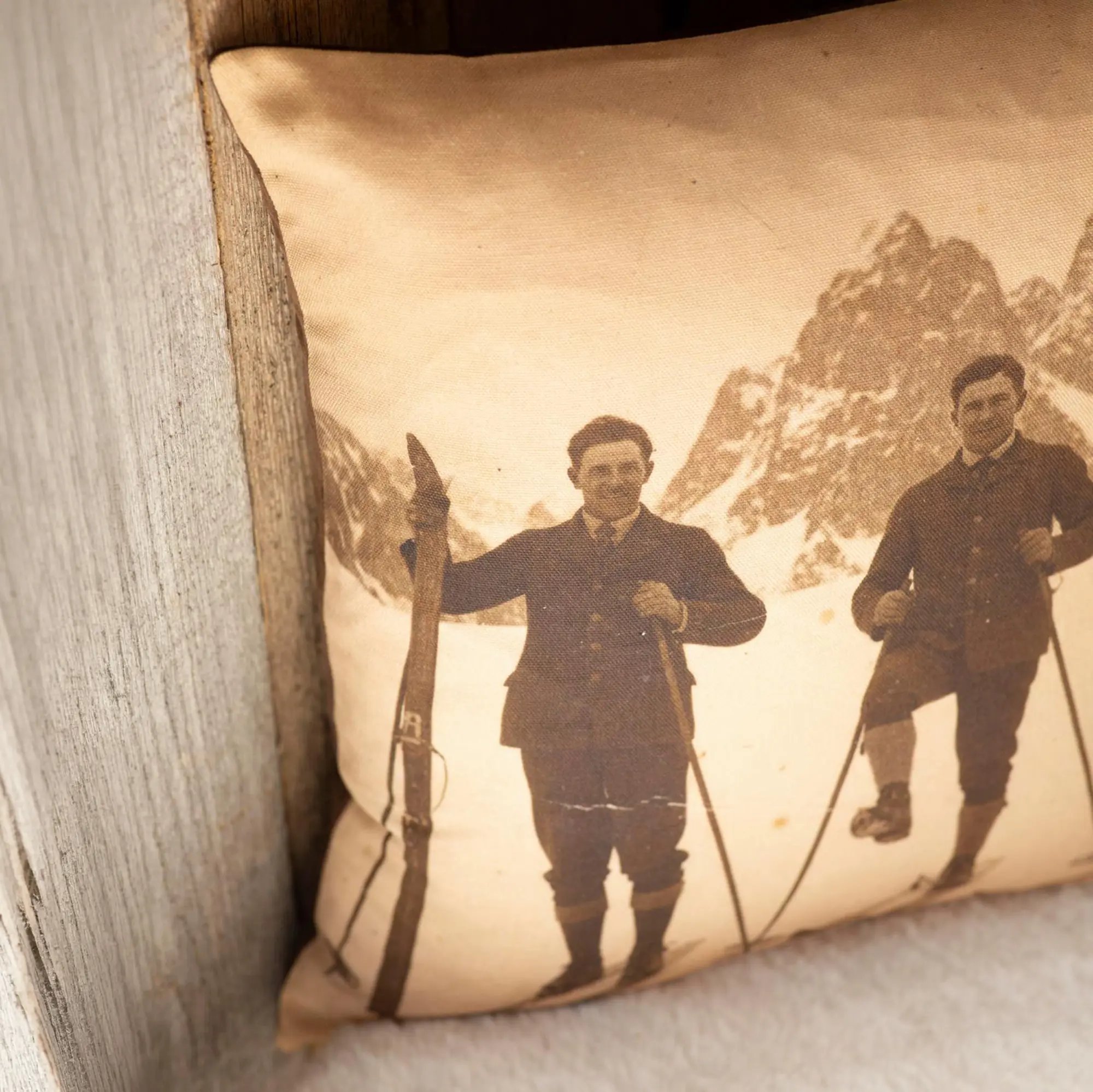 Acheter Housse de coussin « Vintage Skiing » dans la boutique en ligne de Frank Flechtwaren pour Remplissages
