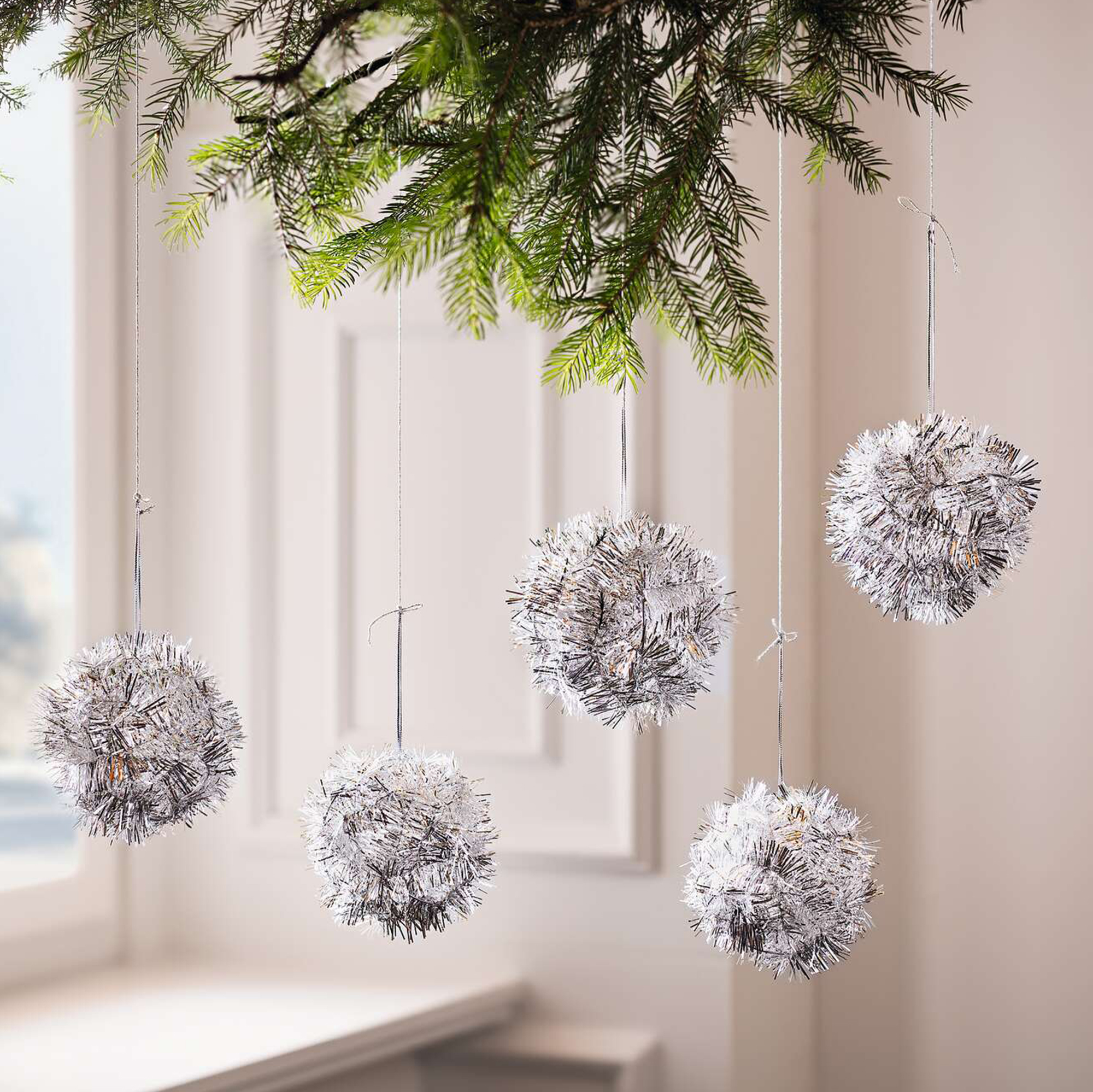 Acheter Lot de 5 boules "scintillement argenté"  dans la boutique en ligne de Frank Flechtwaren