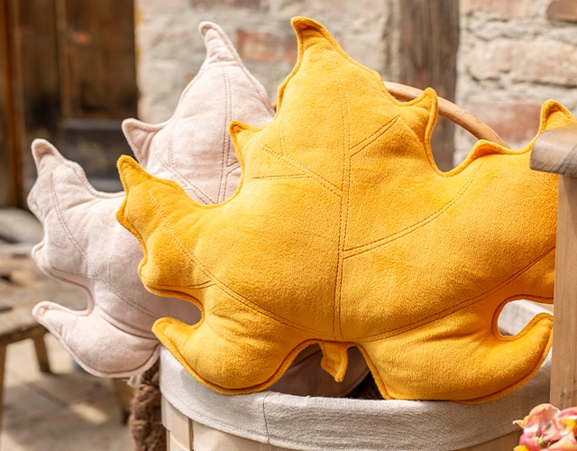 Textiles d'intérieur : coussins en forme de feuille d'érable, en jaune et beige, pour une décoration automnale