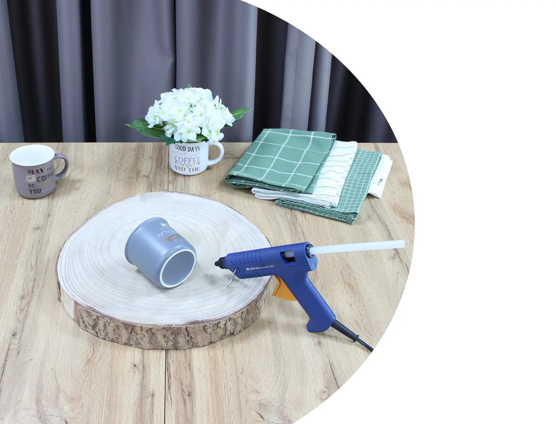 Décoration DIY : plateau en bois, tasses à café, torchons et pistolet à colle chaude pour laisser libre cours à votre créativité