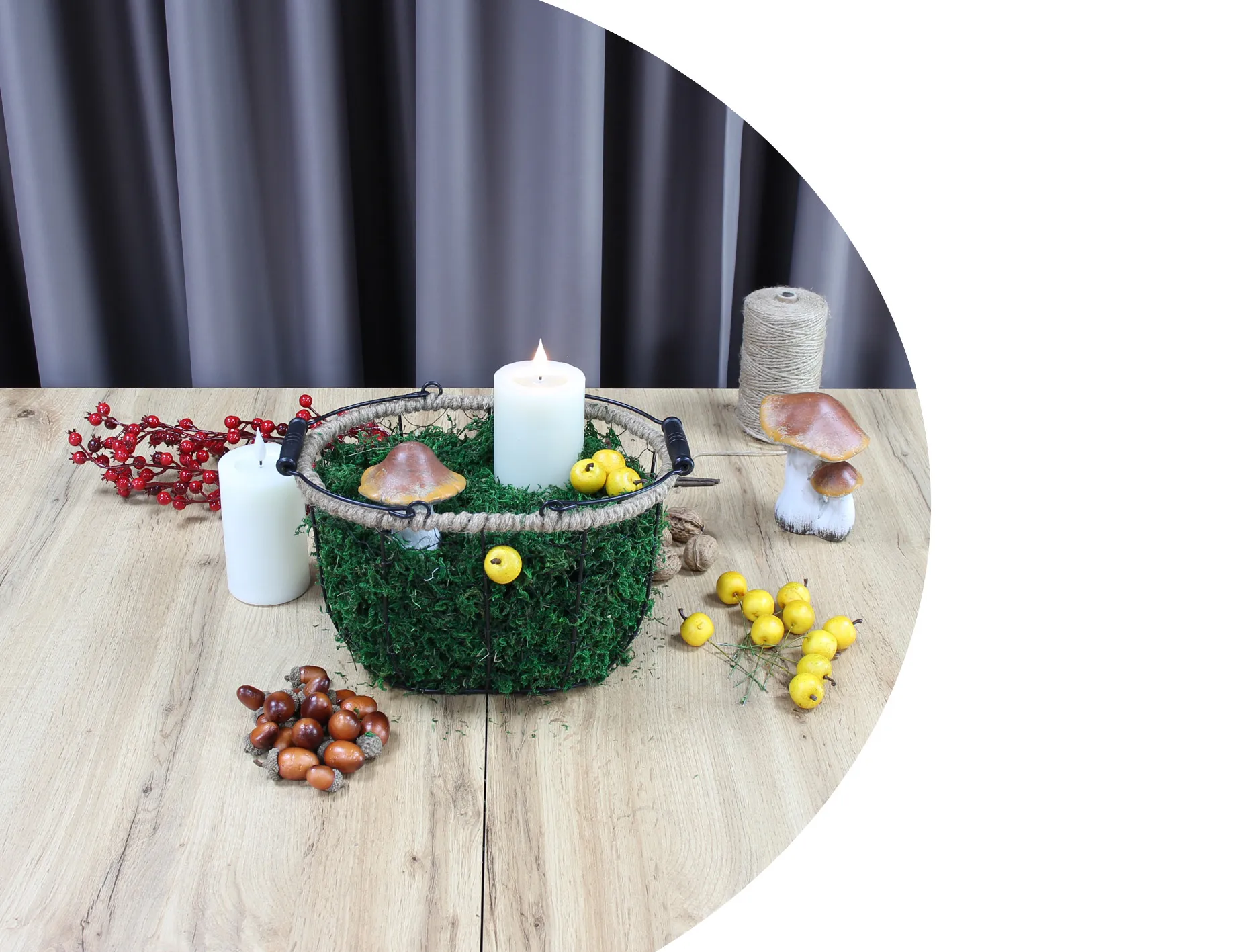 Décoration d'automne : panier en mousse avec bougie LED, pommes décoratives, glands et champignons en céramique pour une décoration de table naturelle