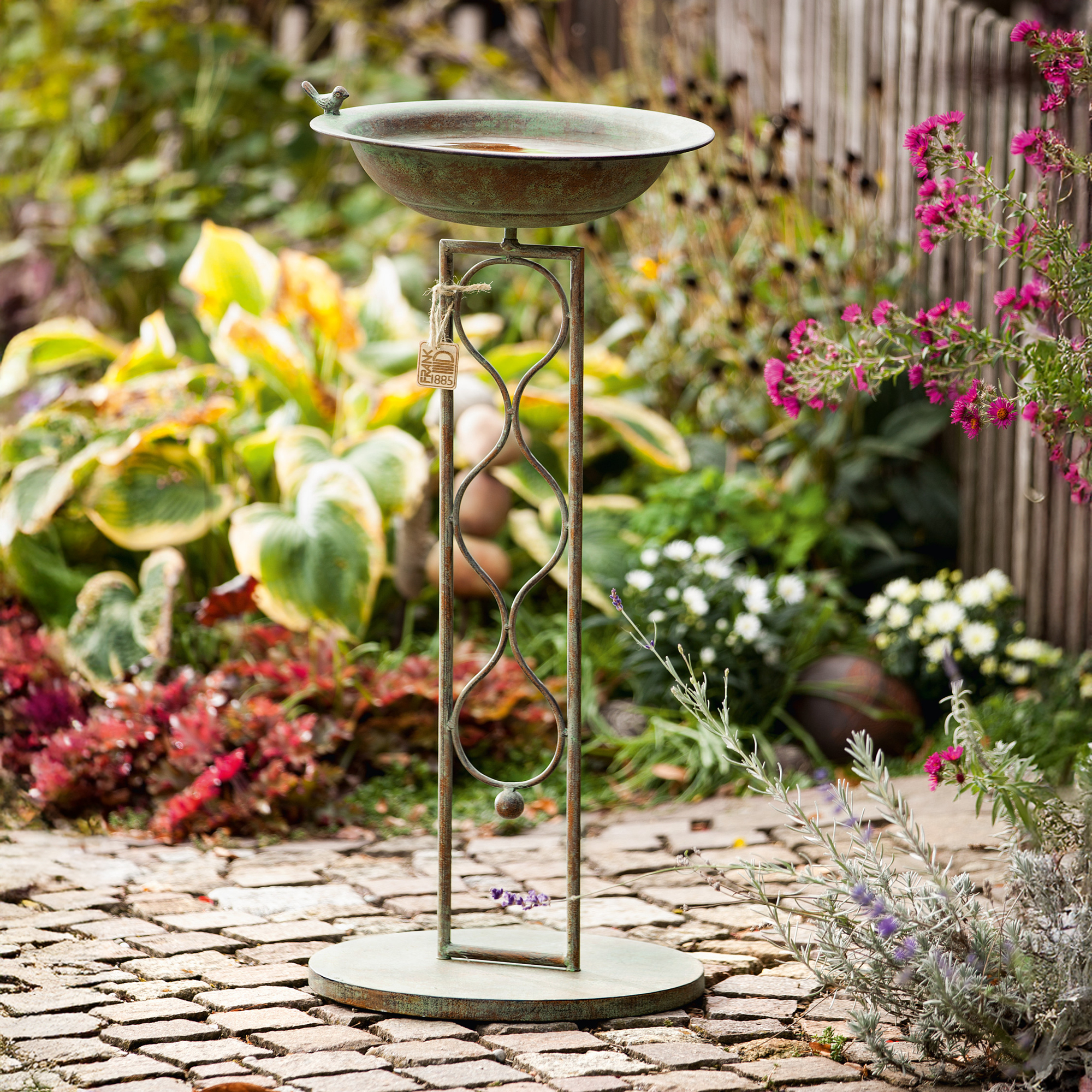 Acheter Abreuvoir à oiseaux avec support "Flora"  dans la boutique en ligne de Frank Flechtwaren