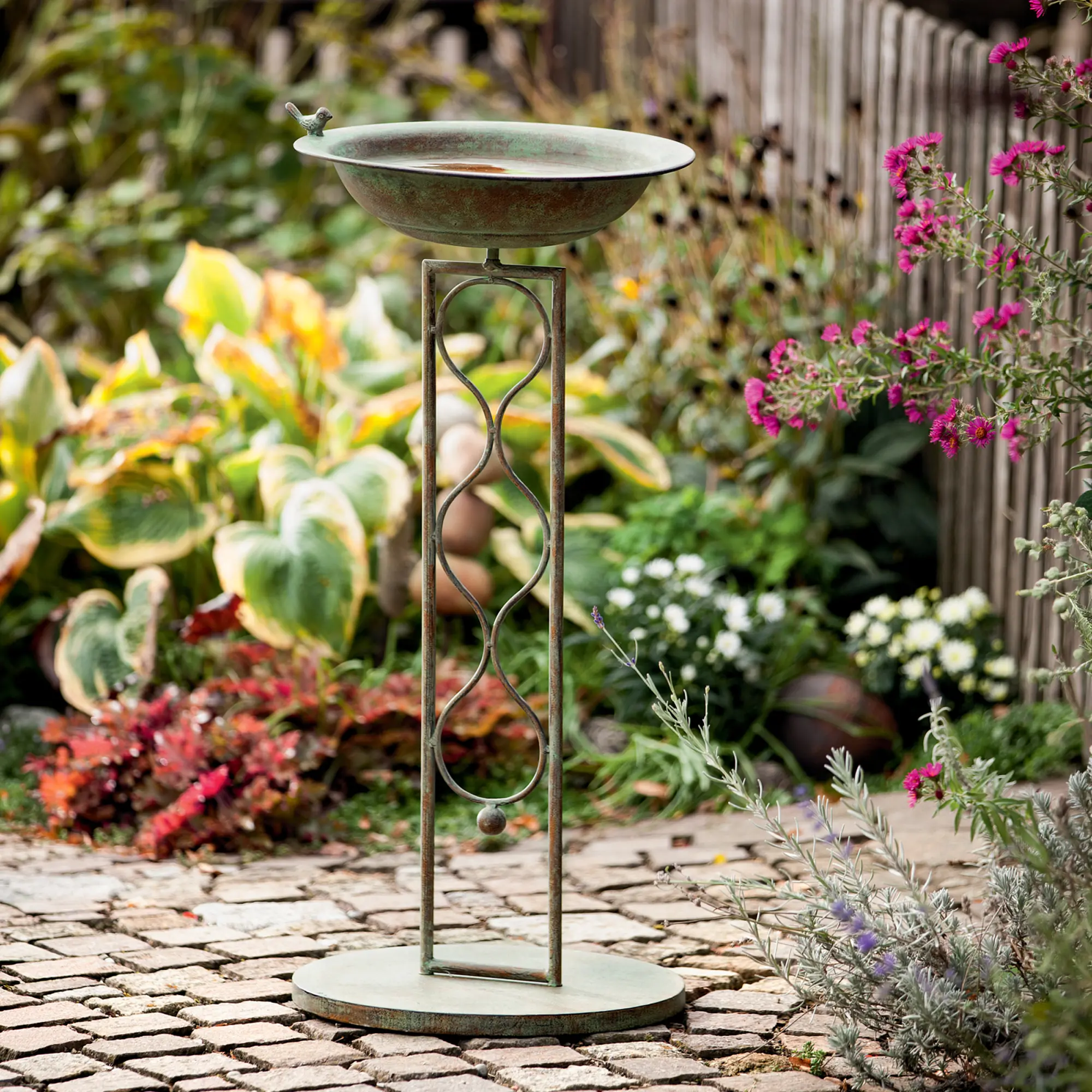 Acheter Abreuvoir à oiseaux avec support "Flora"  dans la boutique en ligne de Frank Flechtwaren