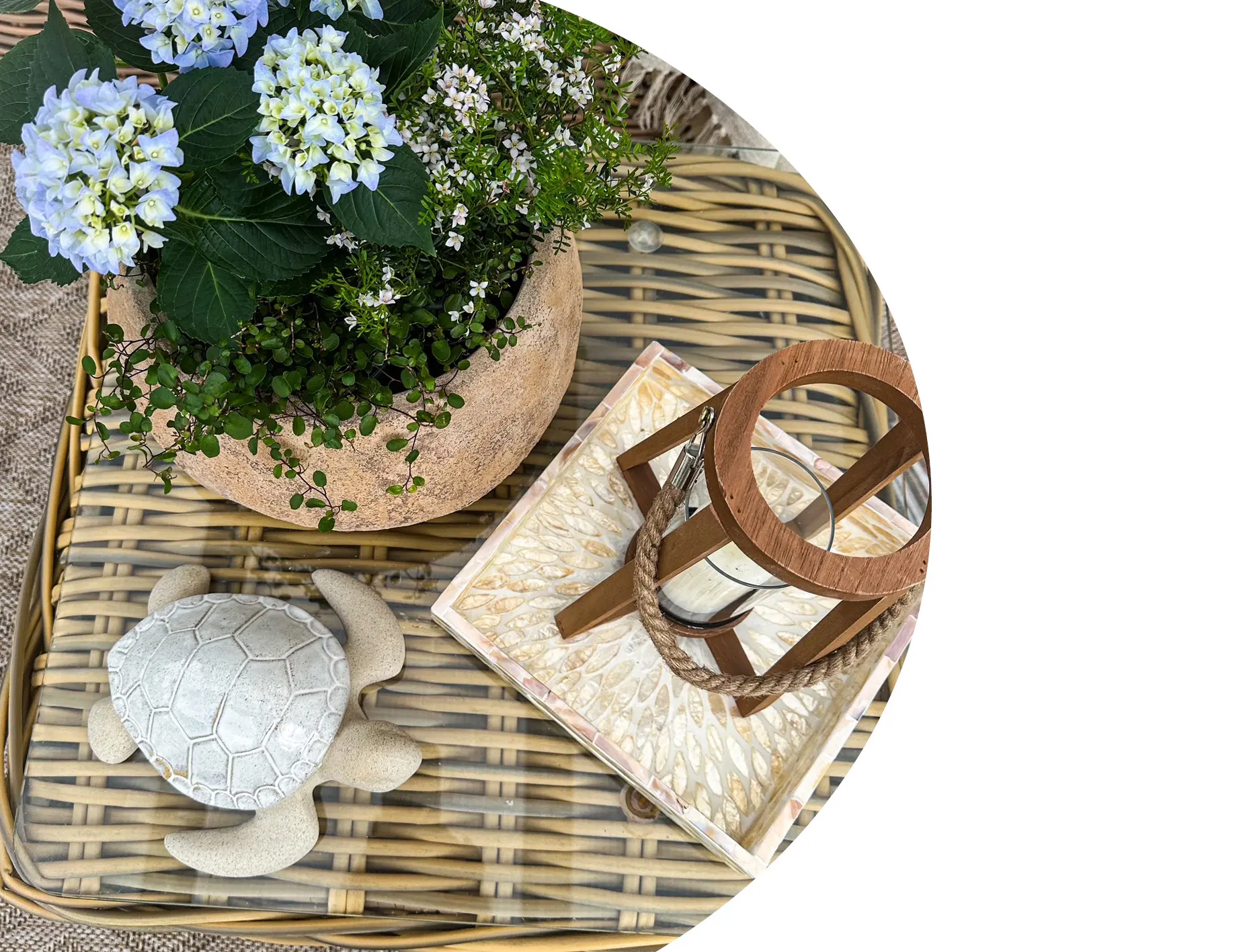 Décoration de jardin : plateau en rotin avec lanterne, hortensias et figurine de tortue pour décorer la terrasse