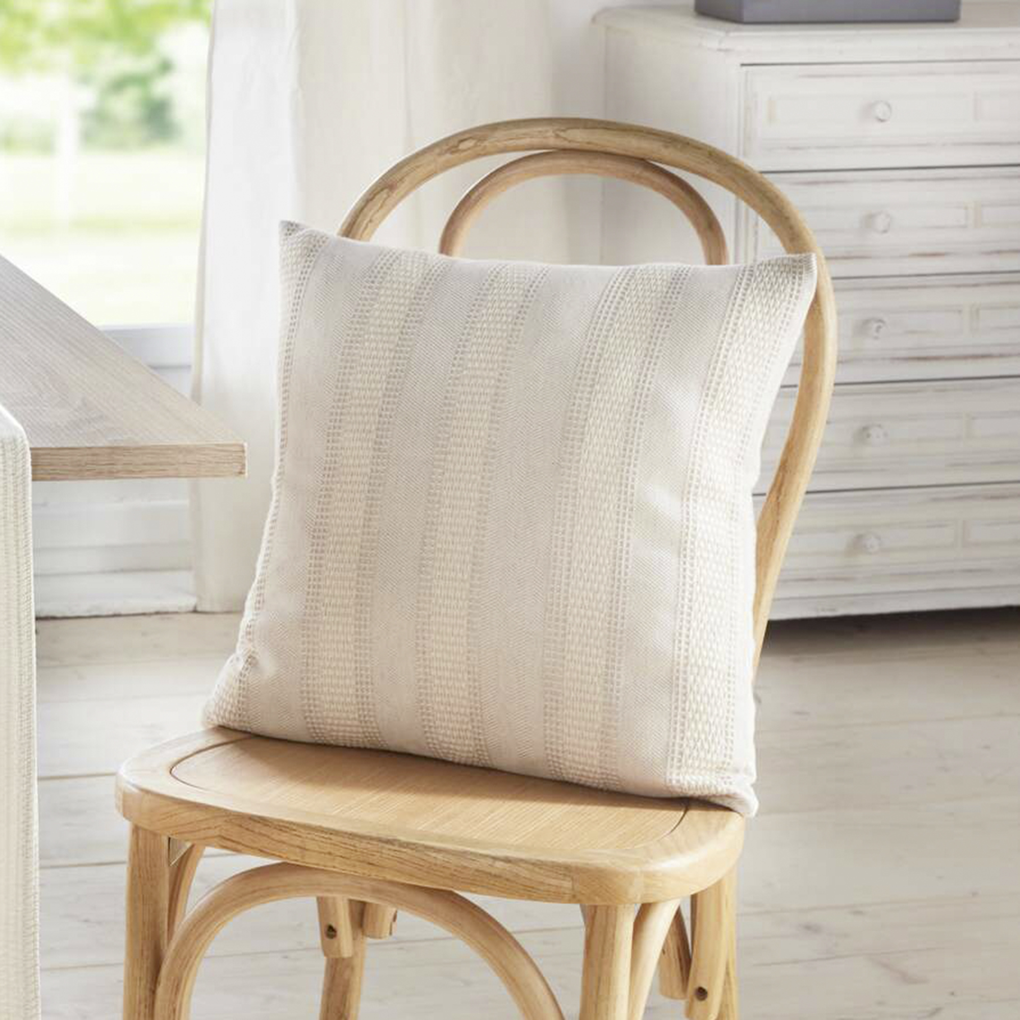 Acheter Housse de coussin "Estructura rayas"  dans la boutique en ligne de Frank Flechtwaren