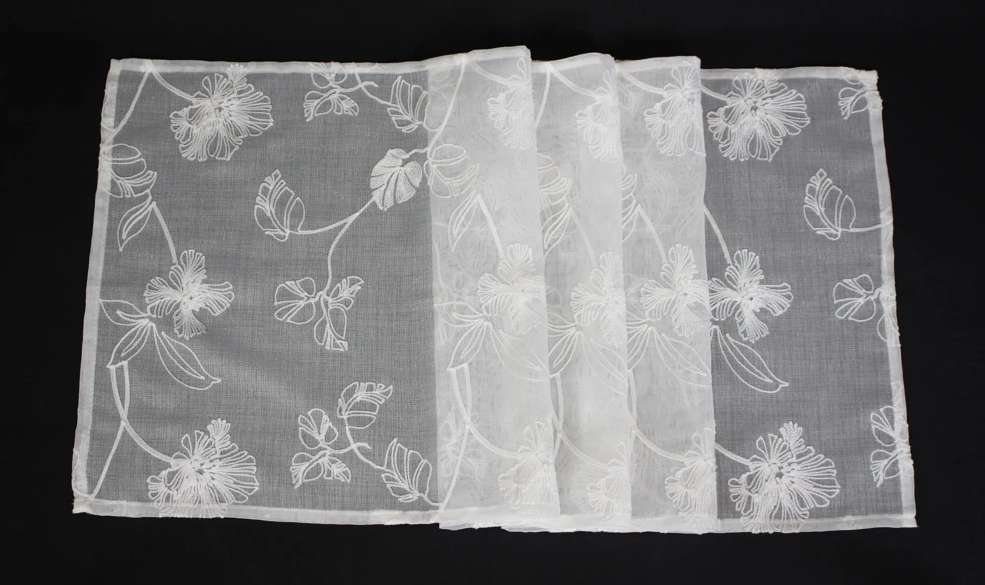 Acheter Chemin de table "fleurs blanches" dans la boutique en ligne de Frank Flechtwaren pour Cuisine Acheter Chemin de table "fleurs blanches" dans la boutique en ligne de Frank Flechtwaren pour Cuisine