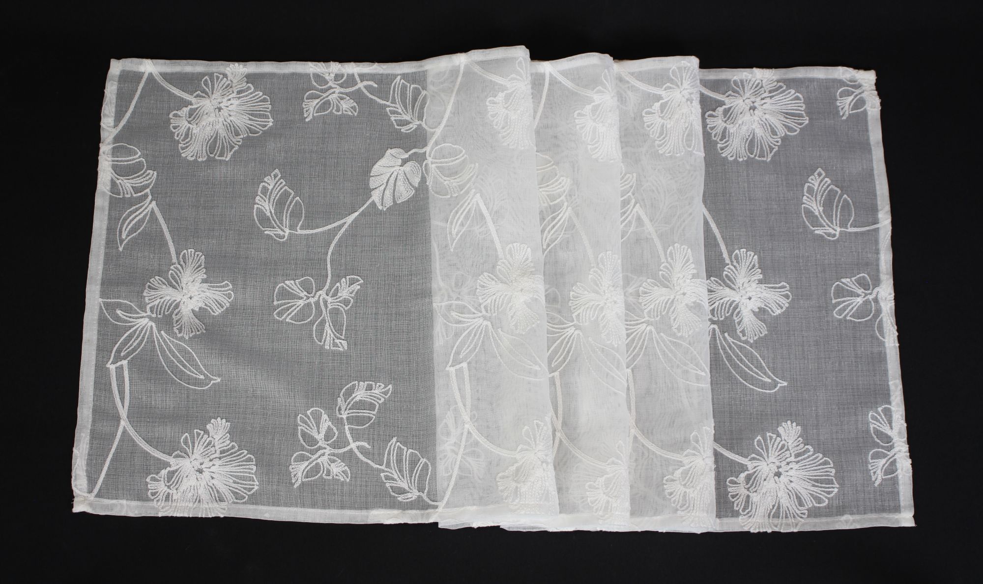 Acheter Chemin de table "fleurs blanches" dans la boutique en ligne de Frank Flechtwaren pour Cuisine Acheter Chemin de table "fleurs blanches" dans la boutique en ligne de Frank Flechtwaren pour Cuisine