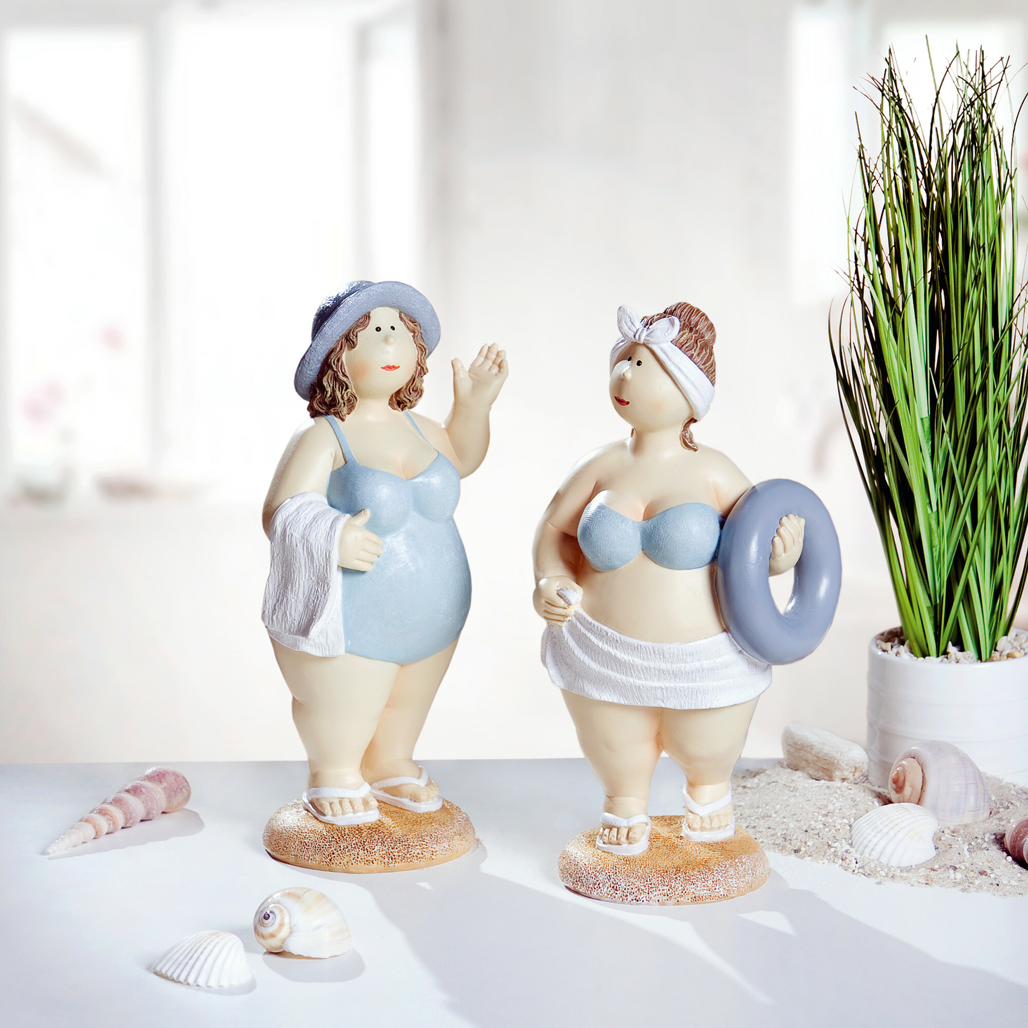 Acheter Lot de 2 figurines "dames à la plage"  dans la boutique en ligne de Frank Flechtwaren