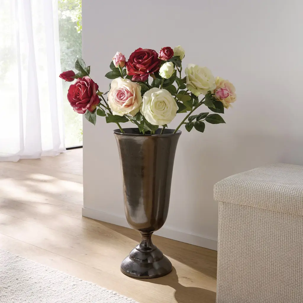 Bouquet de roses rouges, crème et roses dans un grand vase en métal