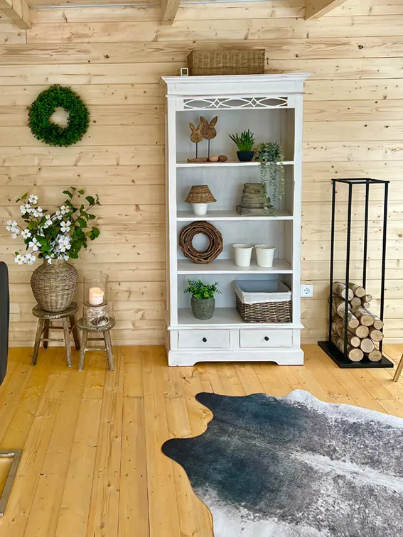 étagère décorée avec des ornements