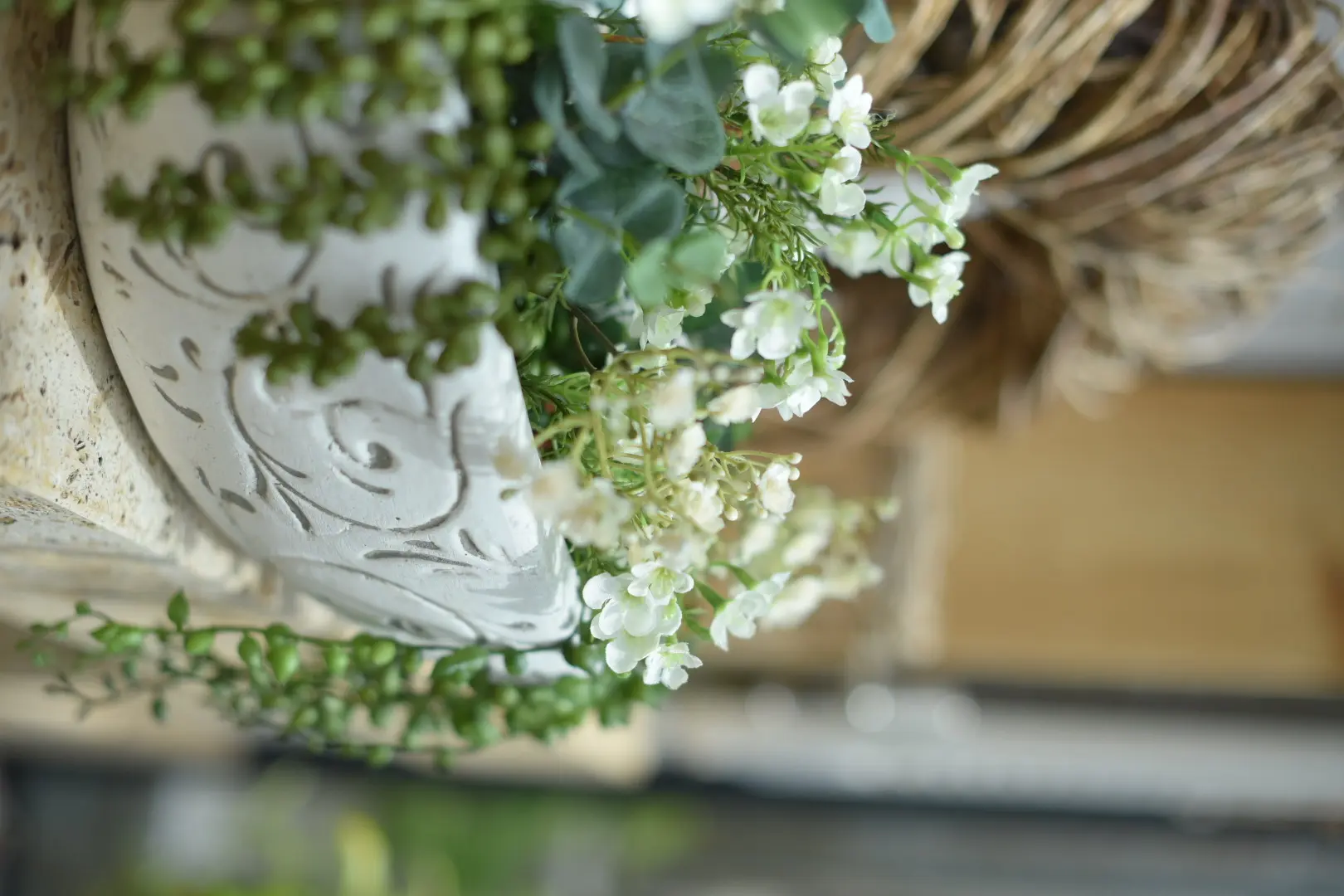 Jardinière : pot de fleurs blanc avec des plantes vertes et des fleurs blanches, pour une décoration naturelle