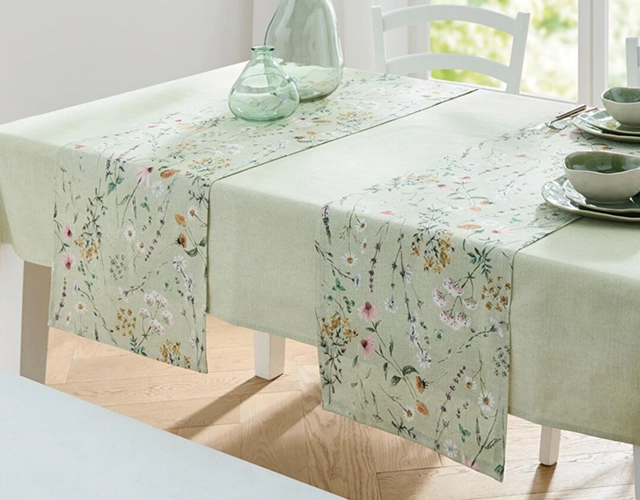 Wohntextilien: hellgrüne Tischläufer mit floralem Muster als frische Tischdeko