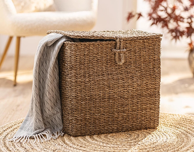 Panier de rangement : panier tressé avec couvercle et revêtement gris, pour une décoration d'intérieur naturelle