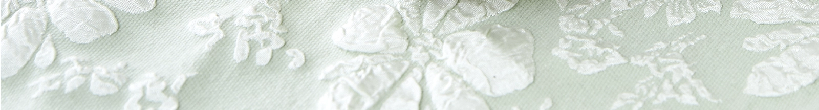 Wohntextilien: mintgrüner Stoff mit weißem Blumenmuster als elegante Heimdekoration