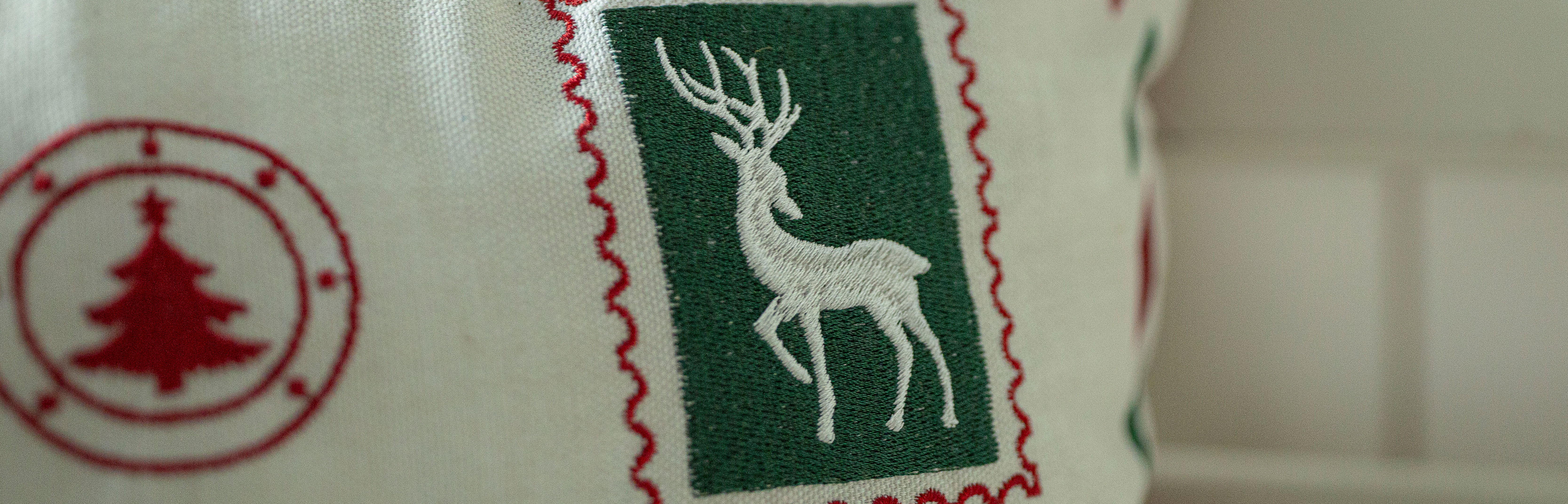 Décoration de Noël : boules de Noël rouges et vertes avec motif étoile, pour une décoration festive de votre sapin