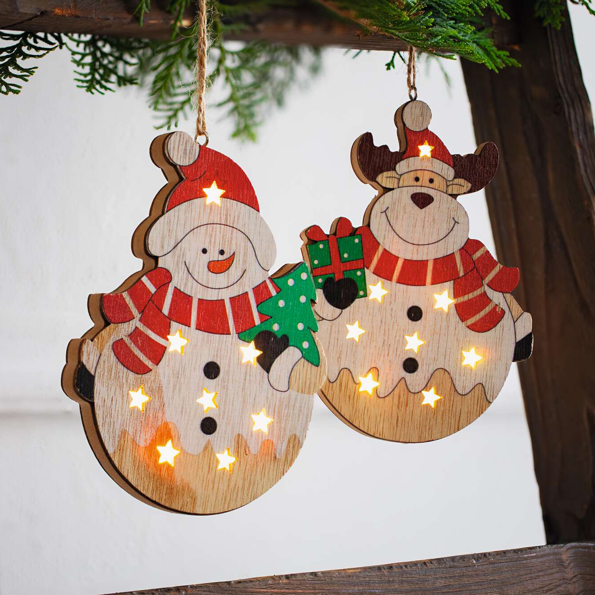 Acheter 2 suspensions LED "bonhomme de neige &amp; élan"  dans la boutique en ligne de Frank Flechtwaren