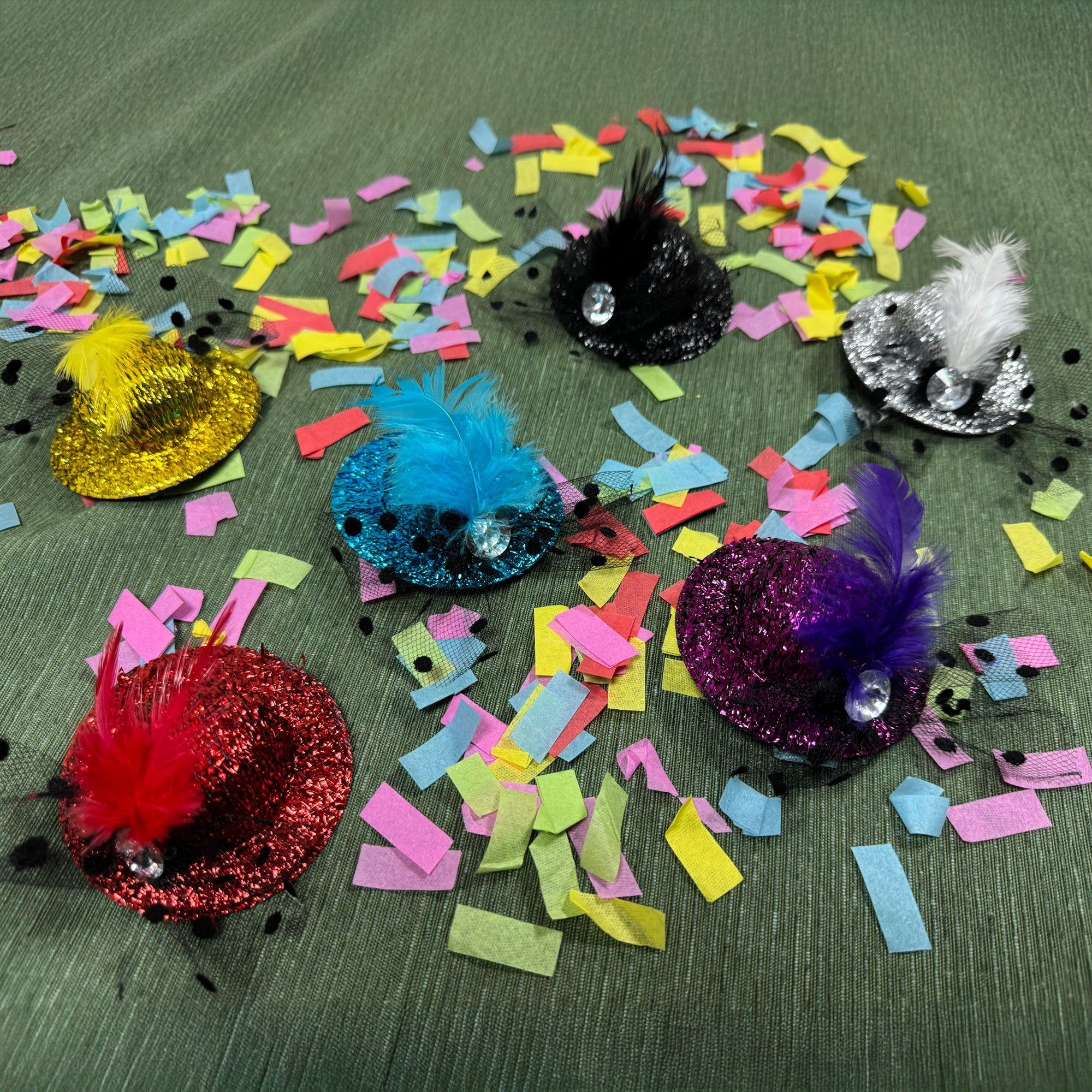 Acheter 4 minis chapeaux festifs"pailette" avec plume  dans la boutique en ligne de Frank Flechtwaren